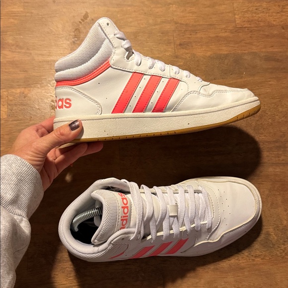 Adidas Women’s Hoops 3.0 Mid Cut Classic White Pink Gum Basketball Shoes Sz 7.5 - Picture 2 of 12